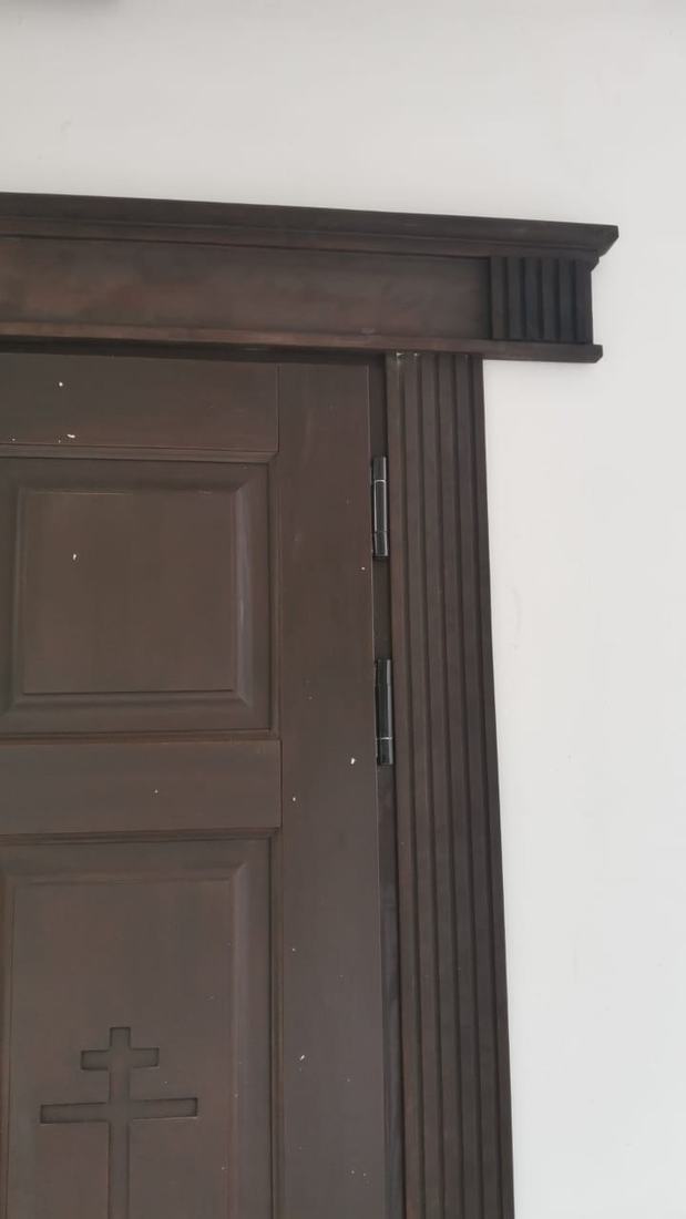 Церковь Покрова Пресвятой Богородицы: Входная утеплённая дверь с крестом на филёнке и внутренние остеклённые двери