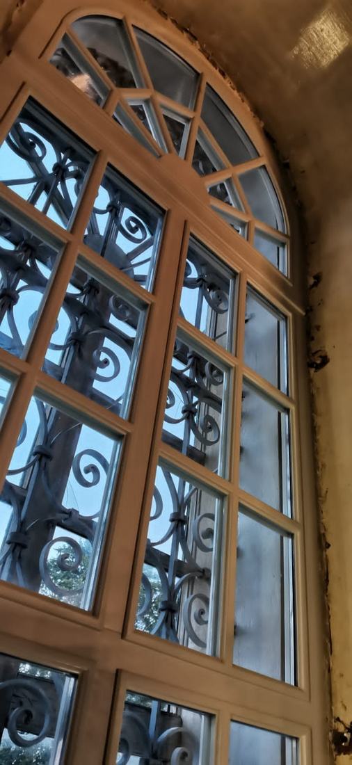 Церковь Покрова Пресвятой Богородицы: Окна на объекте